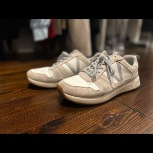 White Vionic 8.5 sneakers